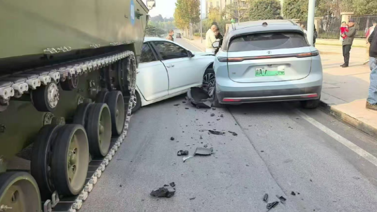 重庆一车辆掉头时被装甲车“追尾”,交警:妨碍直行车辆 掉头全责 重庆一车辆掉头时被装甲车“追尾”,交警:妨碍直行车辆 掉头全责