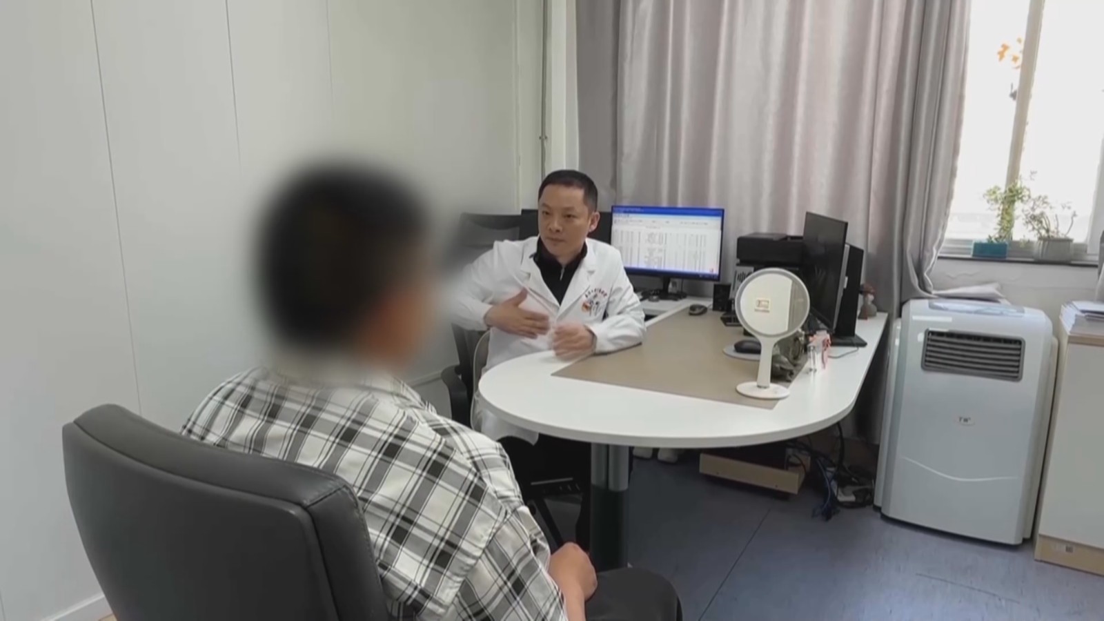 七尺男儿怎么会出现“C罩杯”？医生解开丰胸之谜