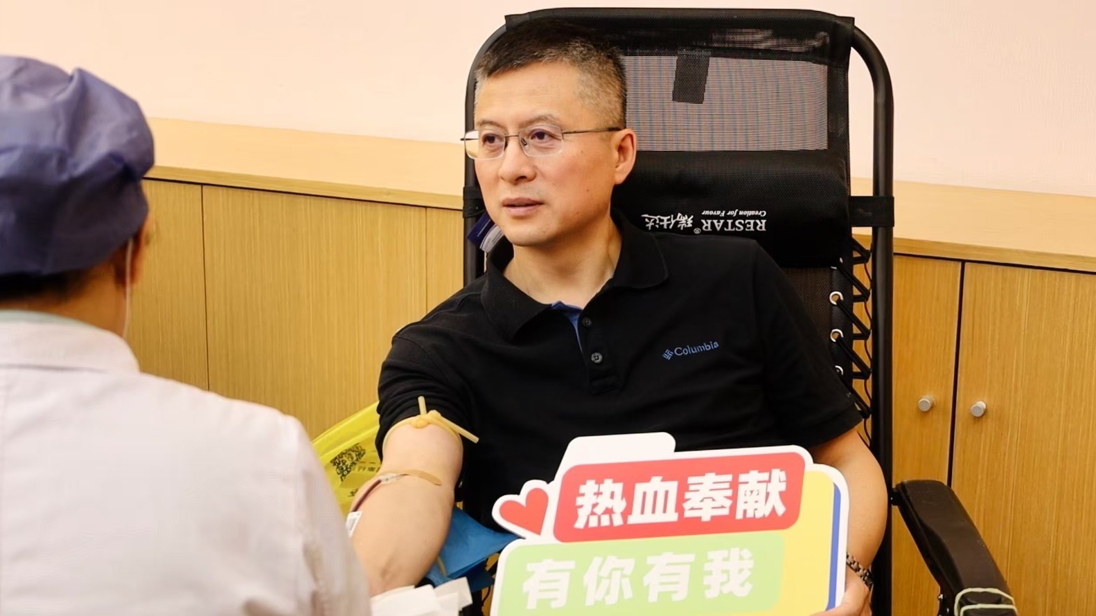 丰台近200人集体挽袖 这抹“生命红”太暖了 丰台近200人集体挽袖 这抹“生命红”太暖了