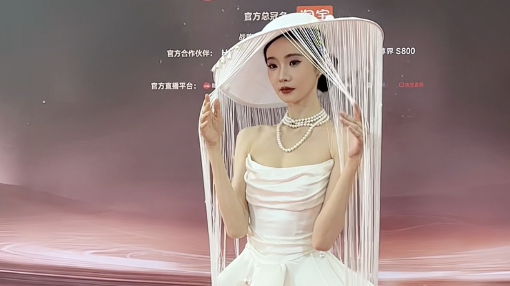 张艺凡一袭白裙惊艳亮相2025微博之夜