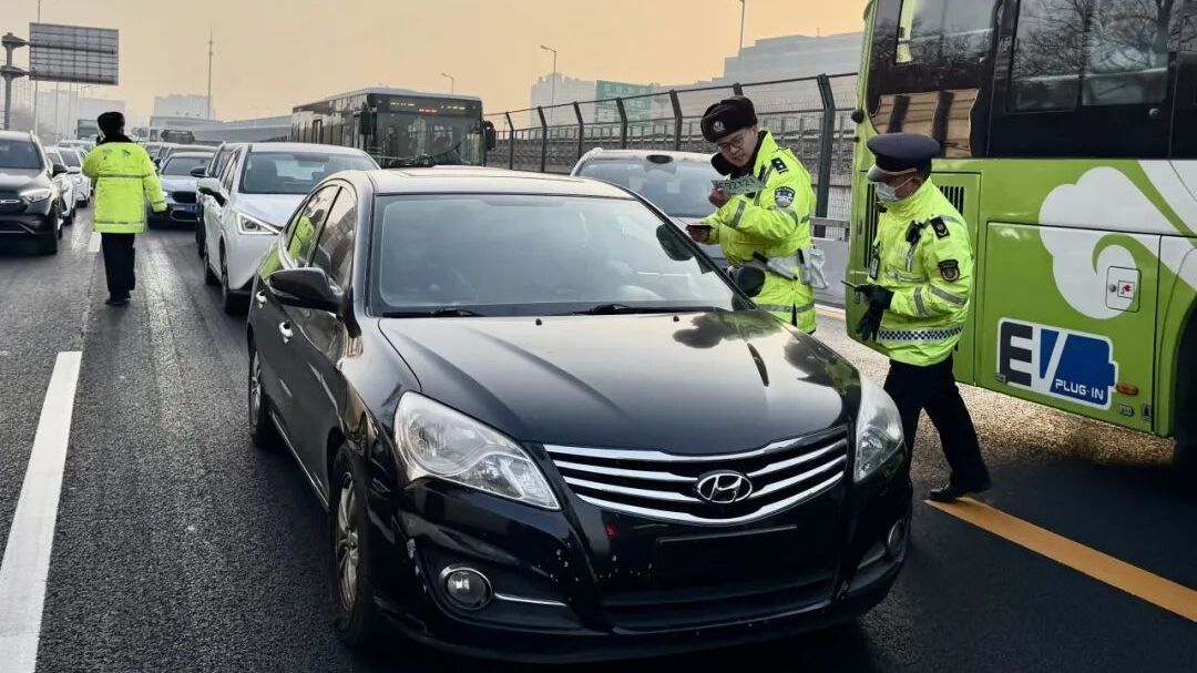 现场直击丨1小时、12辆——整治京通快速路违法行驶乱象! 现场直击丨1小时、12辆——整治京通快速路违法行驶乱象!