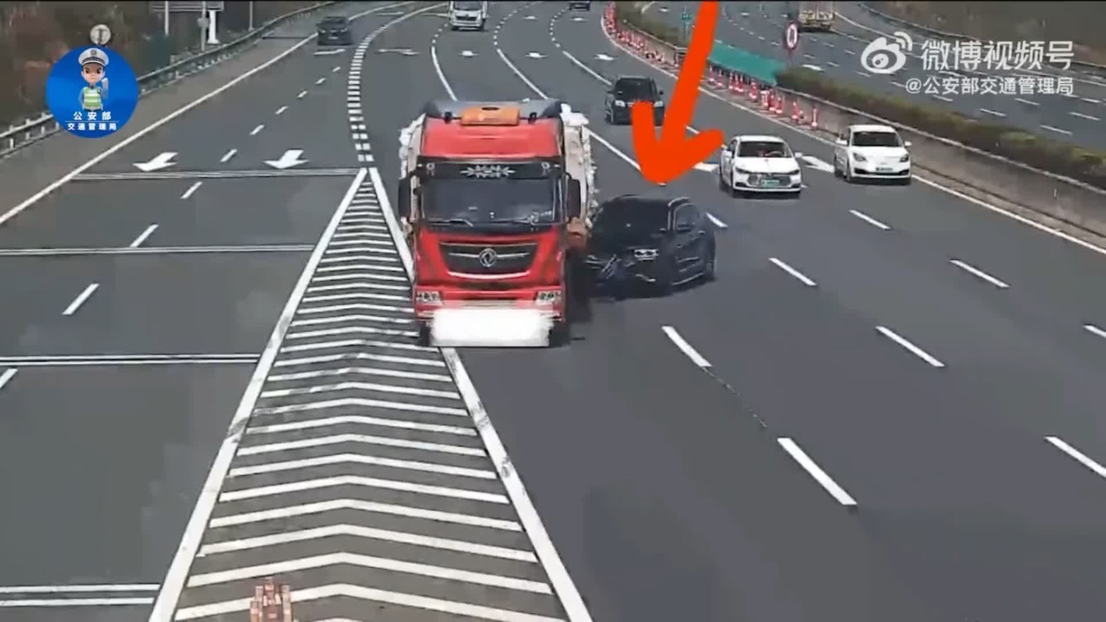连续变道被大货车“教育”,司机:“那边车少,想跑快一点” 连续变道被大货车“教育”,司机:“那边车少,想跑快一点”