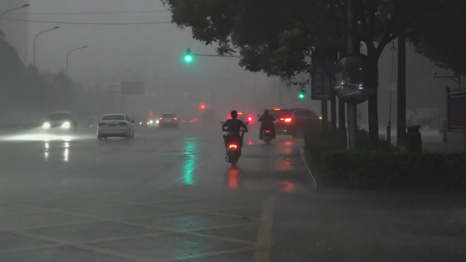 闻汛而动 筑牢防线丨北京发布暴雨橙色预警 七区域升级发布暴雨红色预警