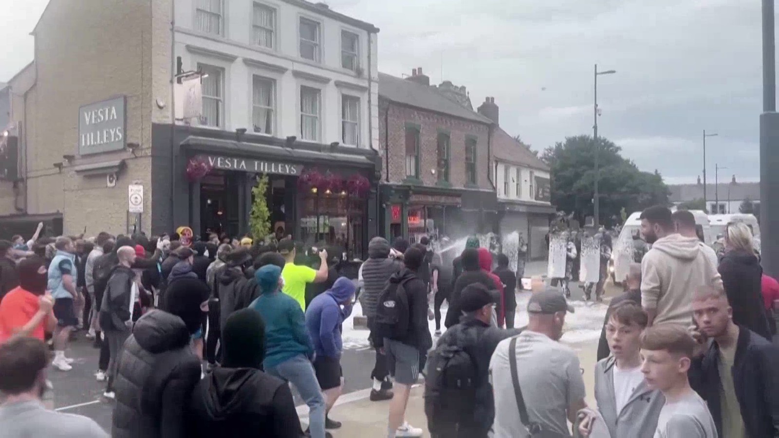 英国骚乱:首次有人因网上发布煽动言论被判监禁 英国骚乱:首次有人因网上发布煽动言论被判监禁