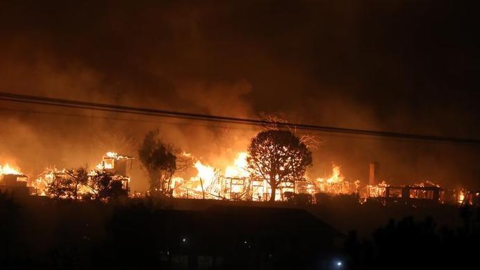 山火肆虐,特朗普与州长开始互掐→ 山火肆虐,特朗普与州长开始互掐→