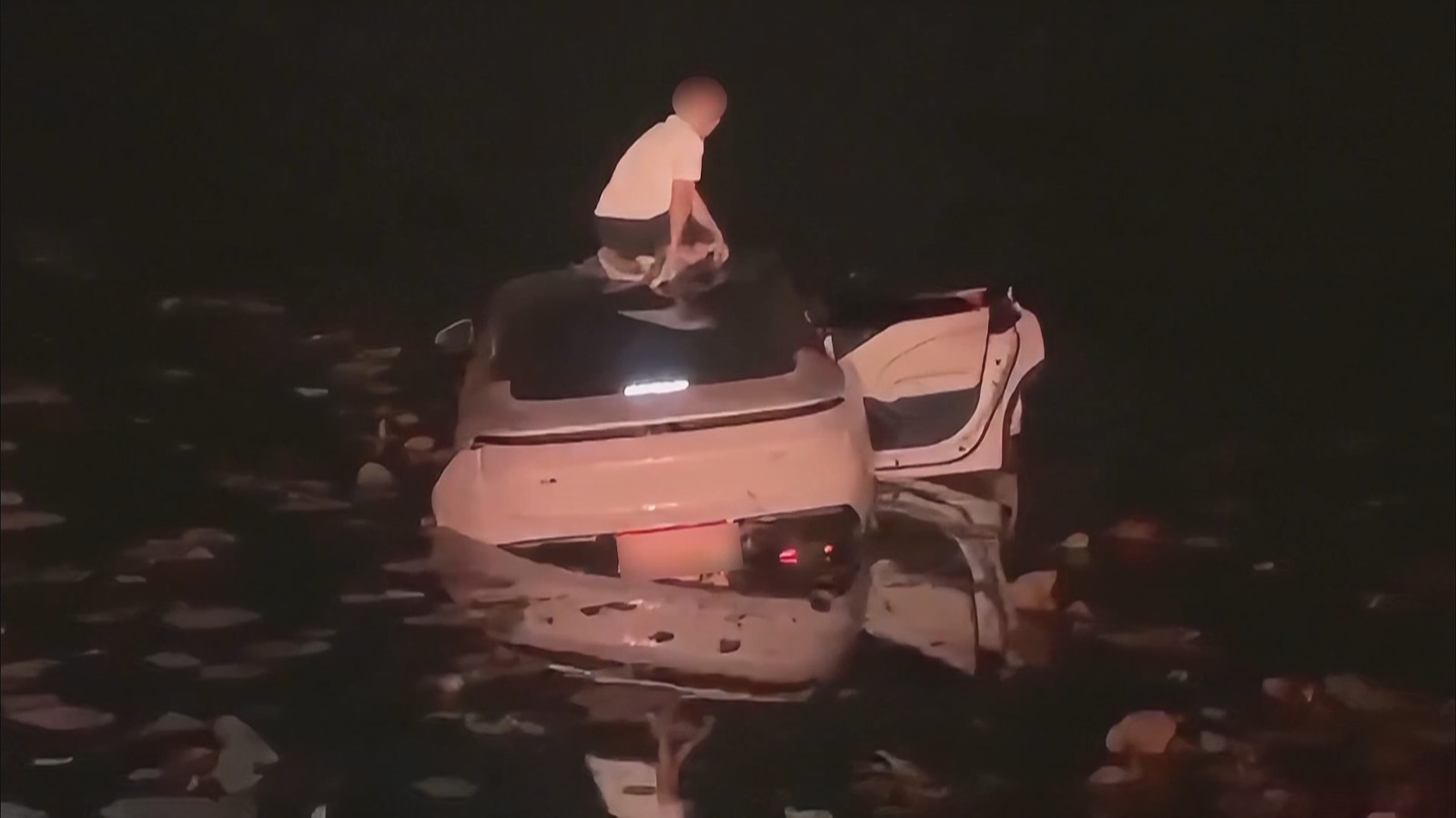 男子深夜独自驾车探索露营点 不慎将车开入湖中遇险 男子深夜独自驾车探索露营点 不慎将车开入湖中遇险