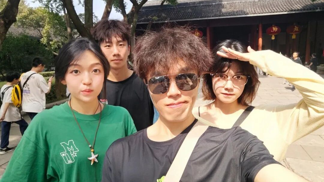 “好可爱的大学生！”游客出游丢了手机，找回后发现多了段视频......