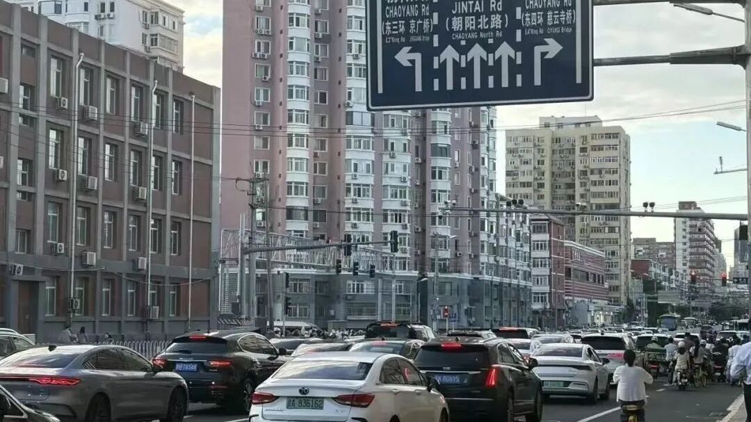 “晚高峰右转堵几百米”,车道标线能否调整?交管部门回应—— “晚高峰右转堵几百米”,车道标线能否调整?交管部门回应——