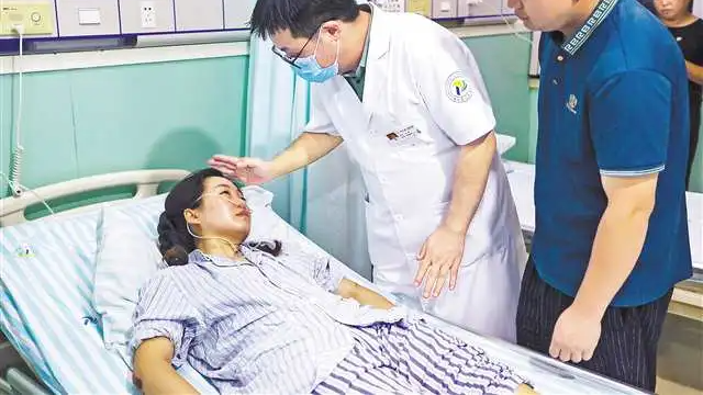 最早喊居民撤离的网格员,走在队伍最后面,被碎石击中 最早喊居民撤离的网格员,走在队伍最后面,被碎石击中