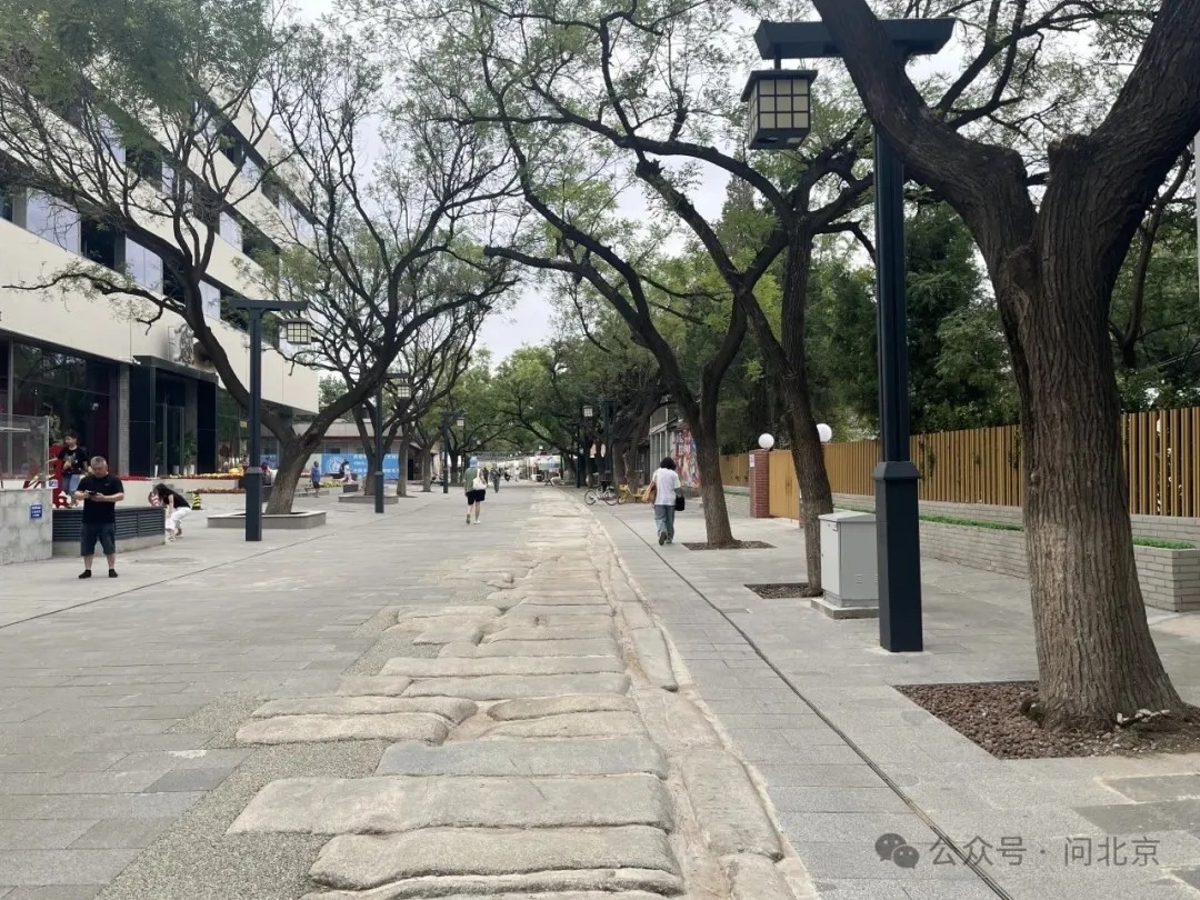围挡两侧天差地别?“跟穿越了一样,怎么前面变得这么破”_北京时间