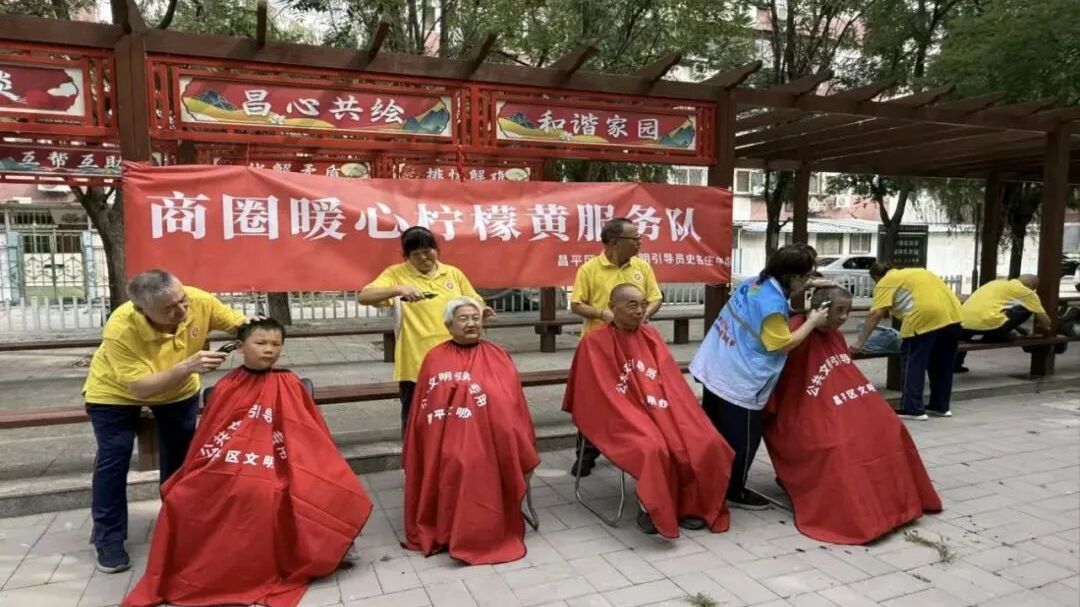 站台上的“守包人”，路口处的“护行者”