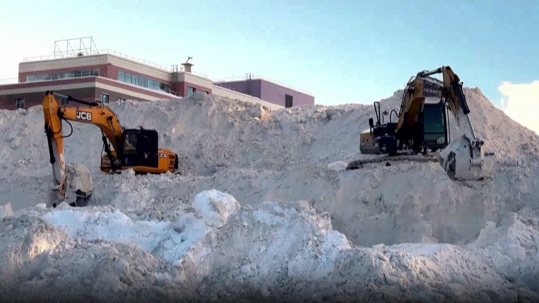 莫斯科遭遇百年来最强降雪 城市全力应对 莫斯科遭遇百年来最强降雪 城市全力应对
