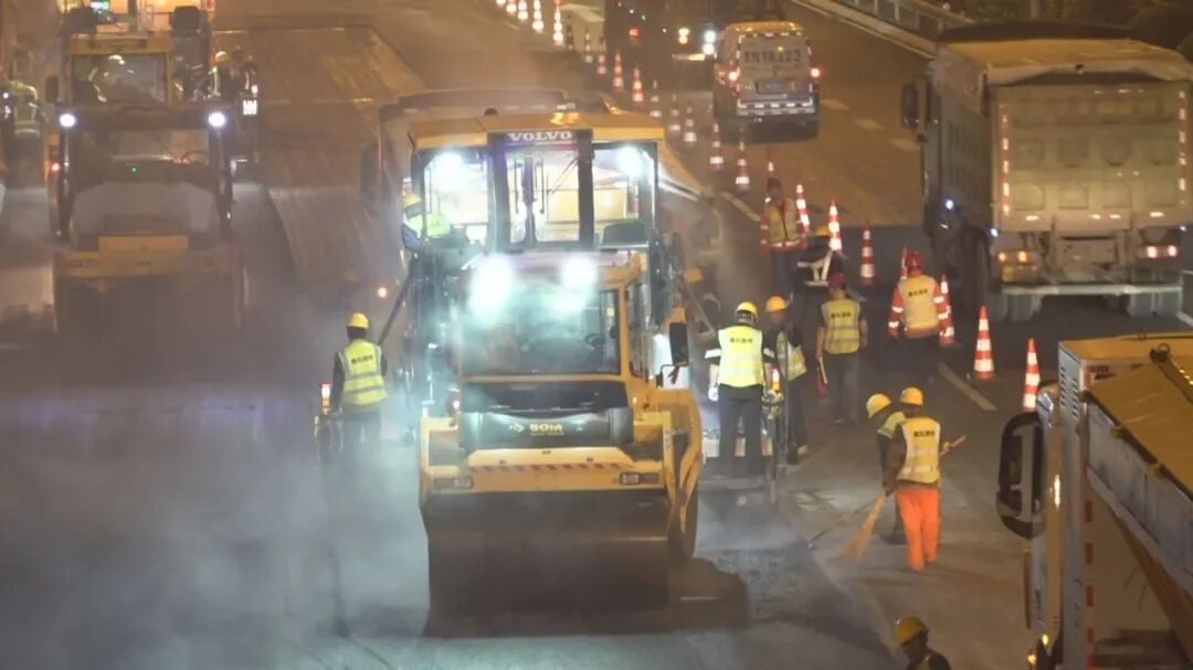 外交部点赞的“中国速度”就在北京:一夜之间,8000吨沥青铺设完毕 外交部点赞的“中国速度”就在北京:一夜之间,8000吨沥青铺设完毕