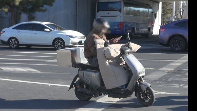别拿生命刷手机!街头直击电动自行车“高危操作” 让人捏把汗! 别拿生命刷手机!街头直击电动自行车“高危操作” 让人捏把汗!