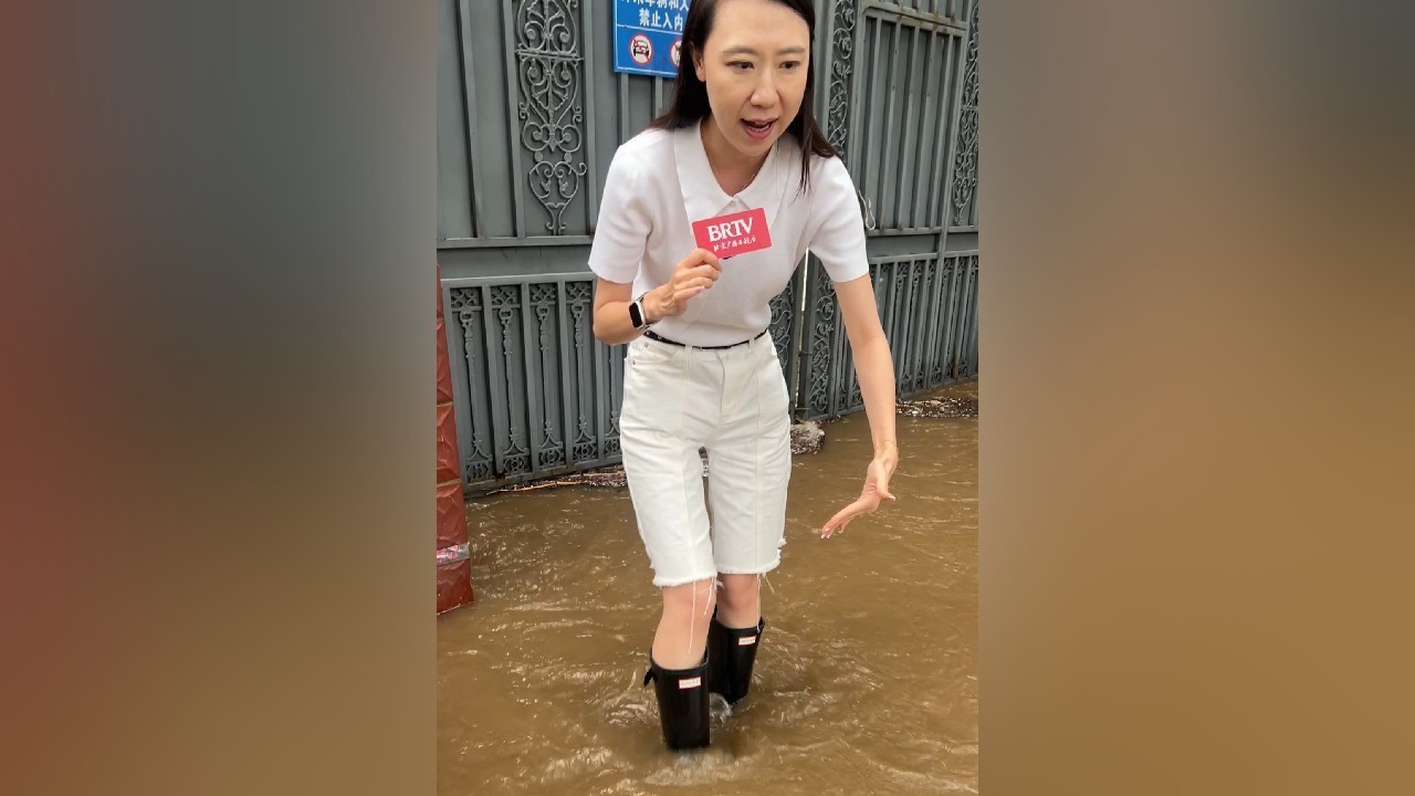 北京青龙峡水库开闸泄洪，下游大水峪村积水已至小腿，请绕行积水路段