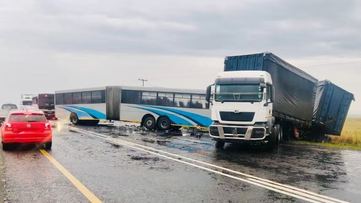 南非自由州省两车相撞 已致10死多伤