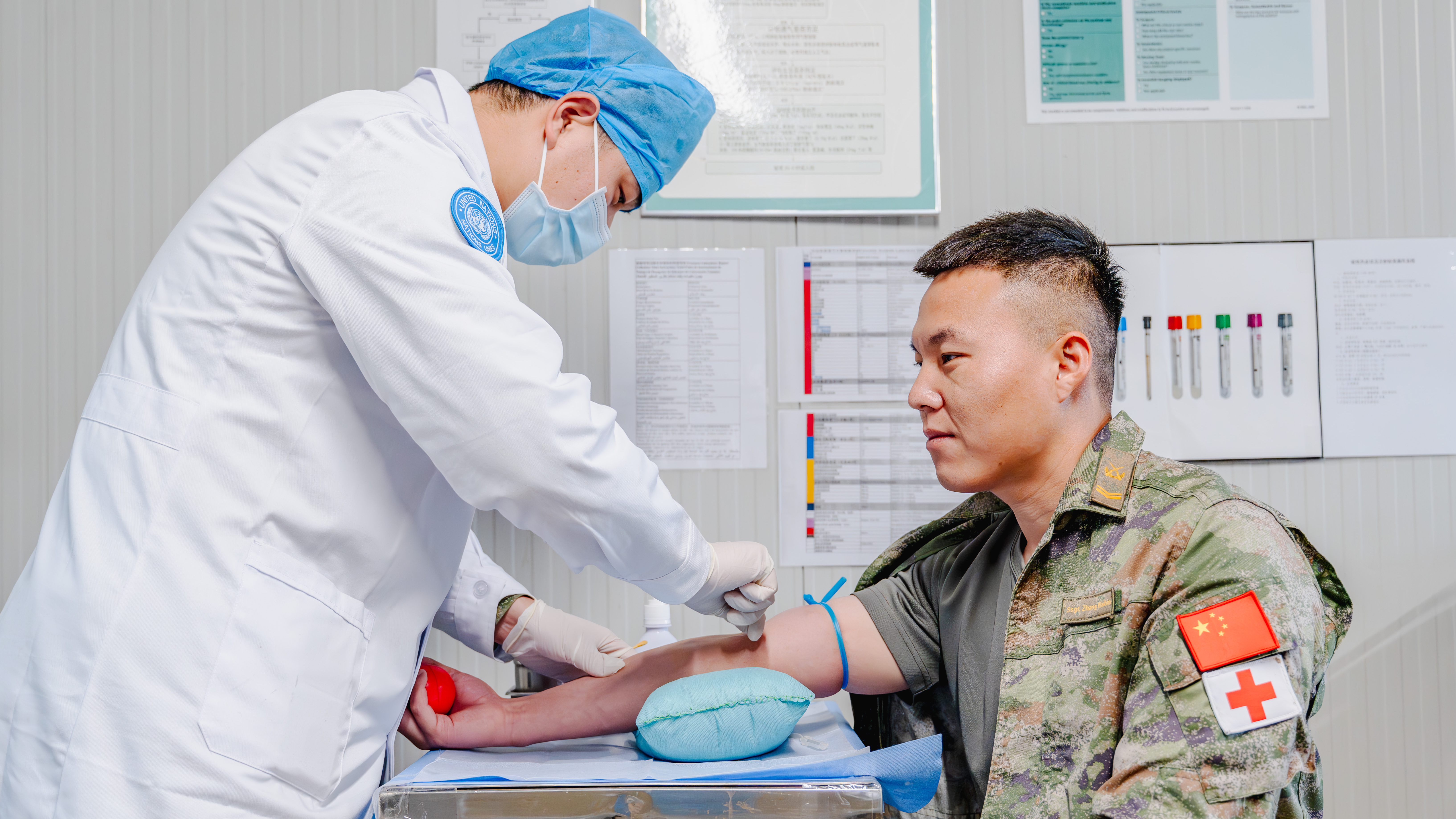 启动战时应急采血 维和官兵竞相献血筑牢生命屏障