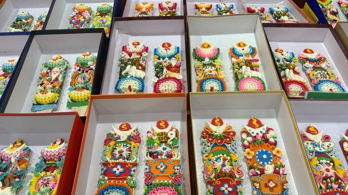 (新春走基层)西藏日喀则非遗酥油花绽放拉萨年货市场 匠心传承带动村民增收致富 (新春走基层)西藏日喀则非遗酥油花绽放拉萨年货市场 匠心传承带动村民增收致富