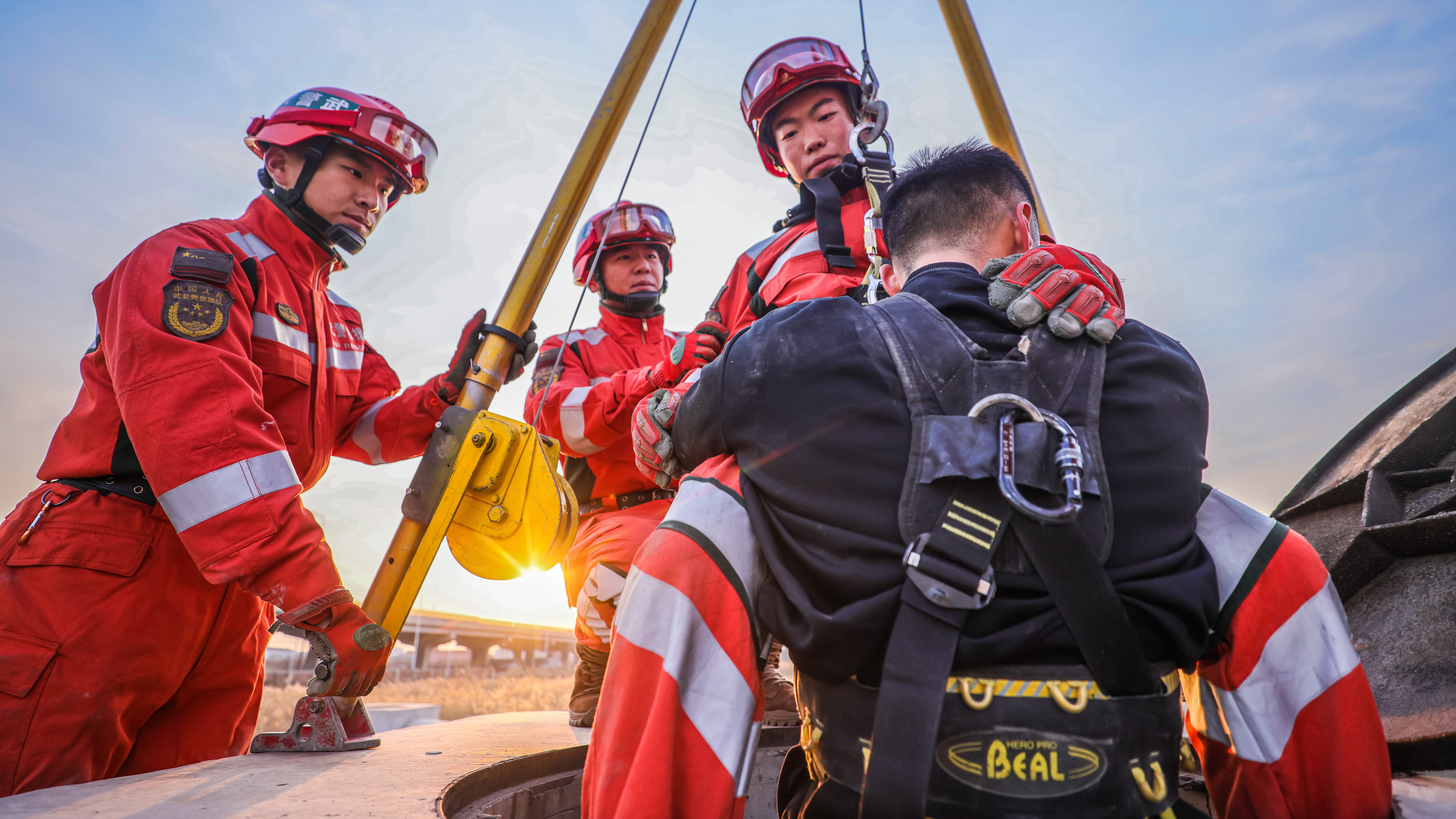 高清大图：武警工兵救援演练震撼来袭