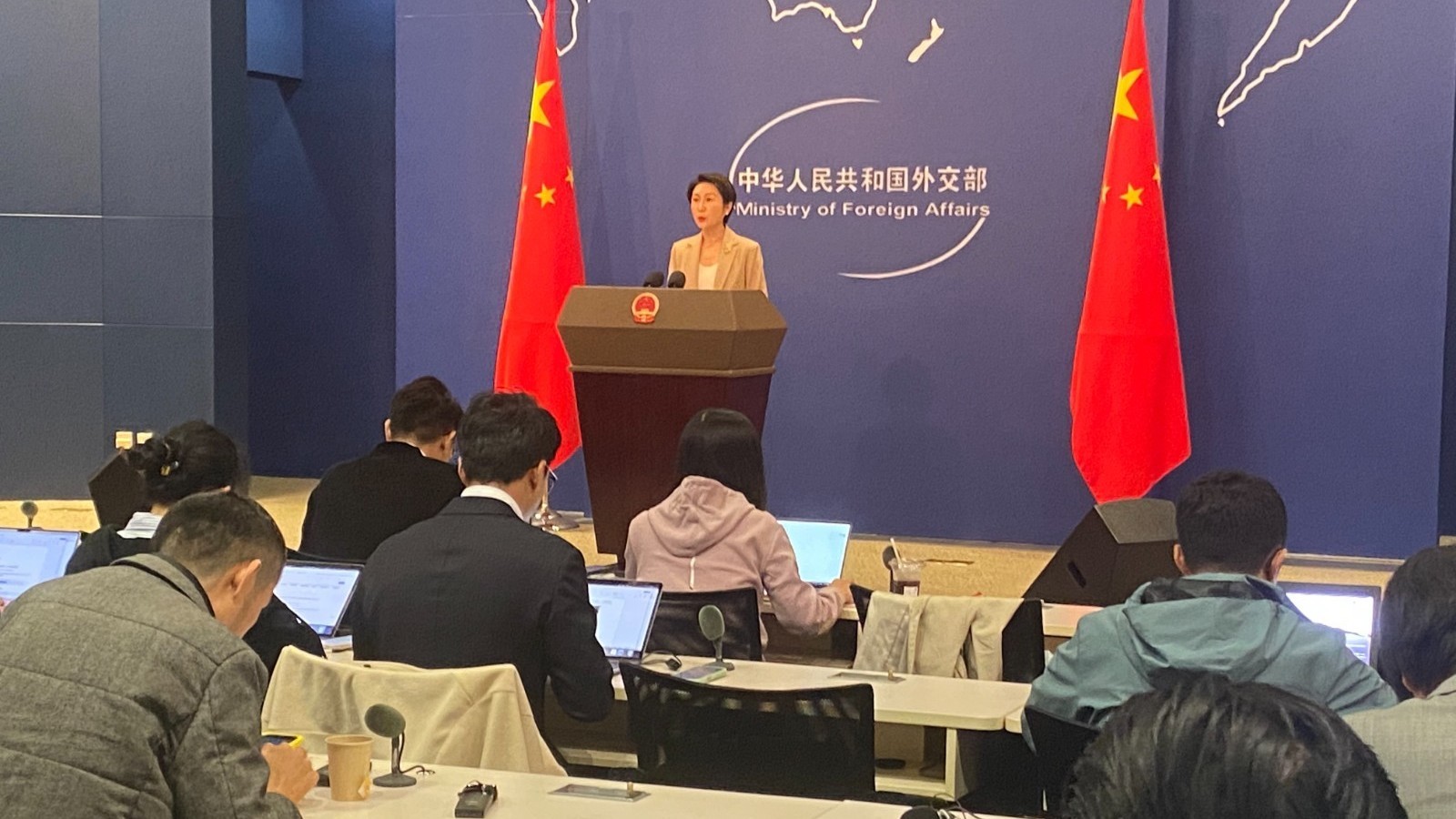 美官员称将在半导体领域继续对中企设限，外交部回应