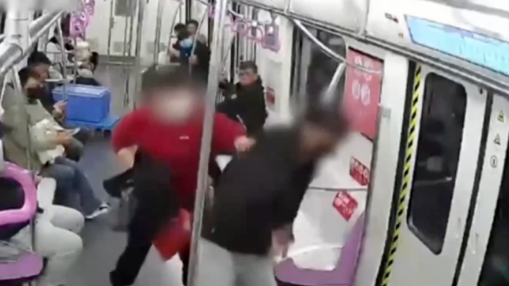 北京地铁女子怒甩男子耳光、大打出手,双双被拘! 北京地铁女子怒甩男子耳光、大打出手,双双被拘!