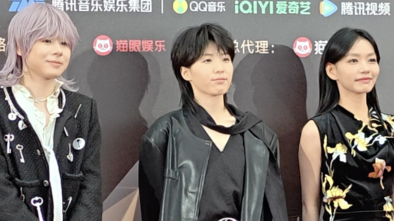 房东的猫亮相WMA微博音乐盛典红毯