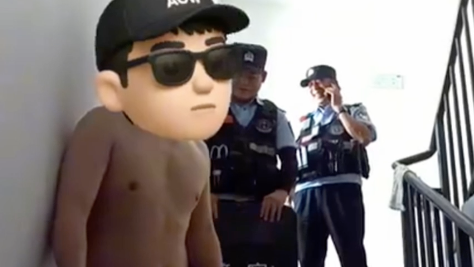 夫妻同吃菌类中毒，丈夫以为妻子是蛇，在楼道内缠斗殴打，民警已让中毒夫妻及时就医