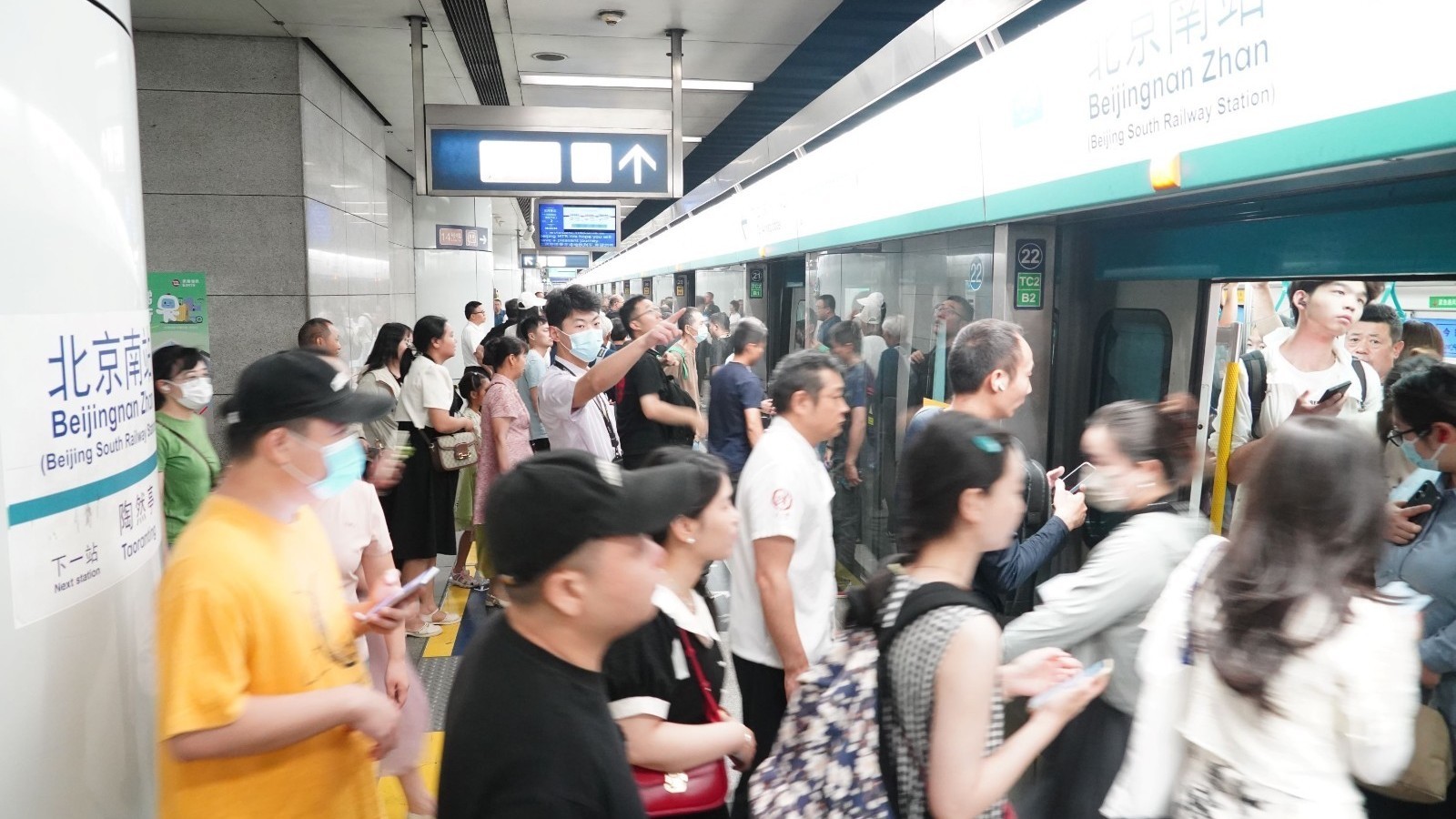 早晚高峰延长地铁公交部门加强保障 应对9月交通流量