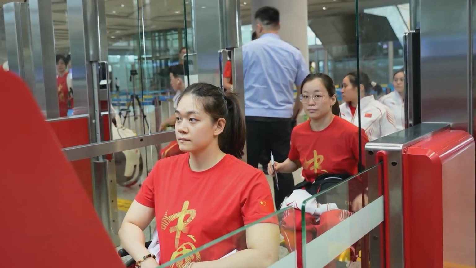 北京边检保障残奥会中国体育代表团出境