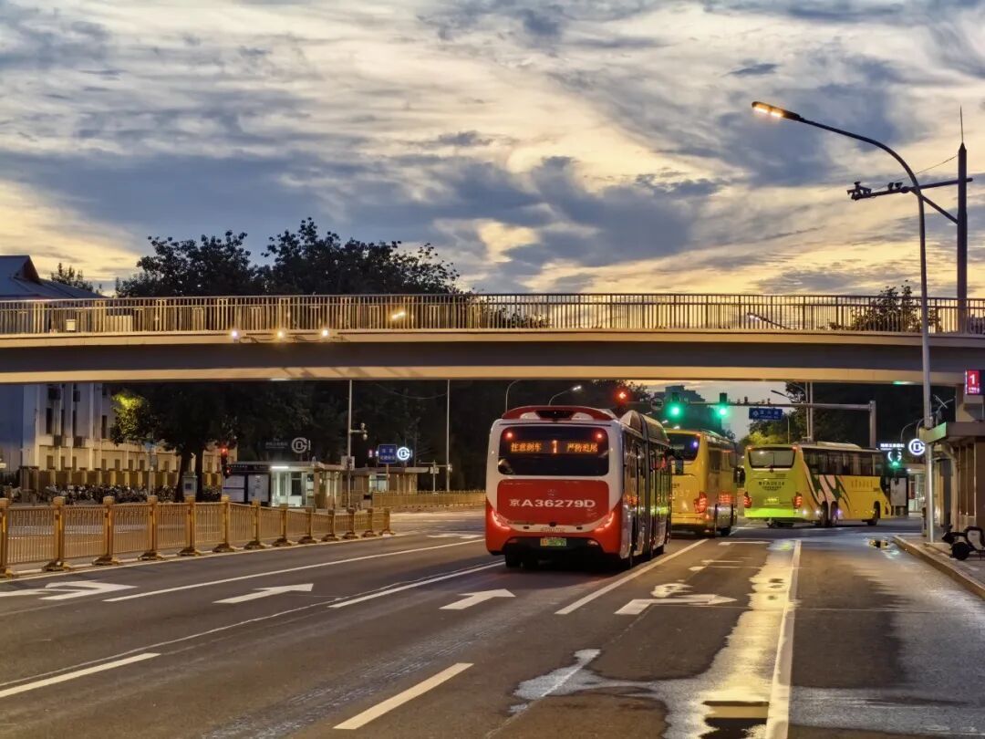 一路向西！91岁“大1路”牵手百年首钢园