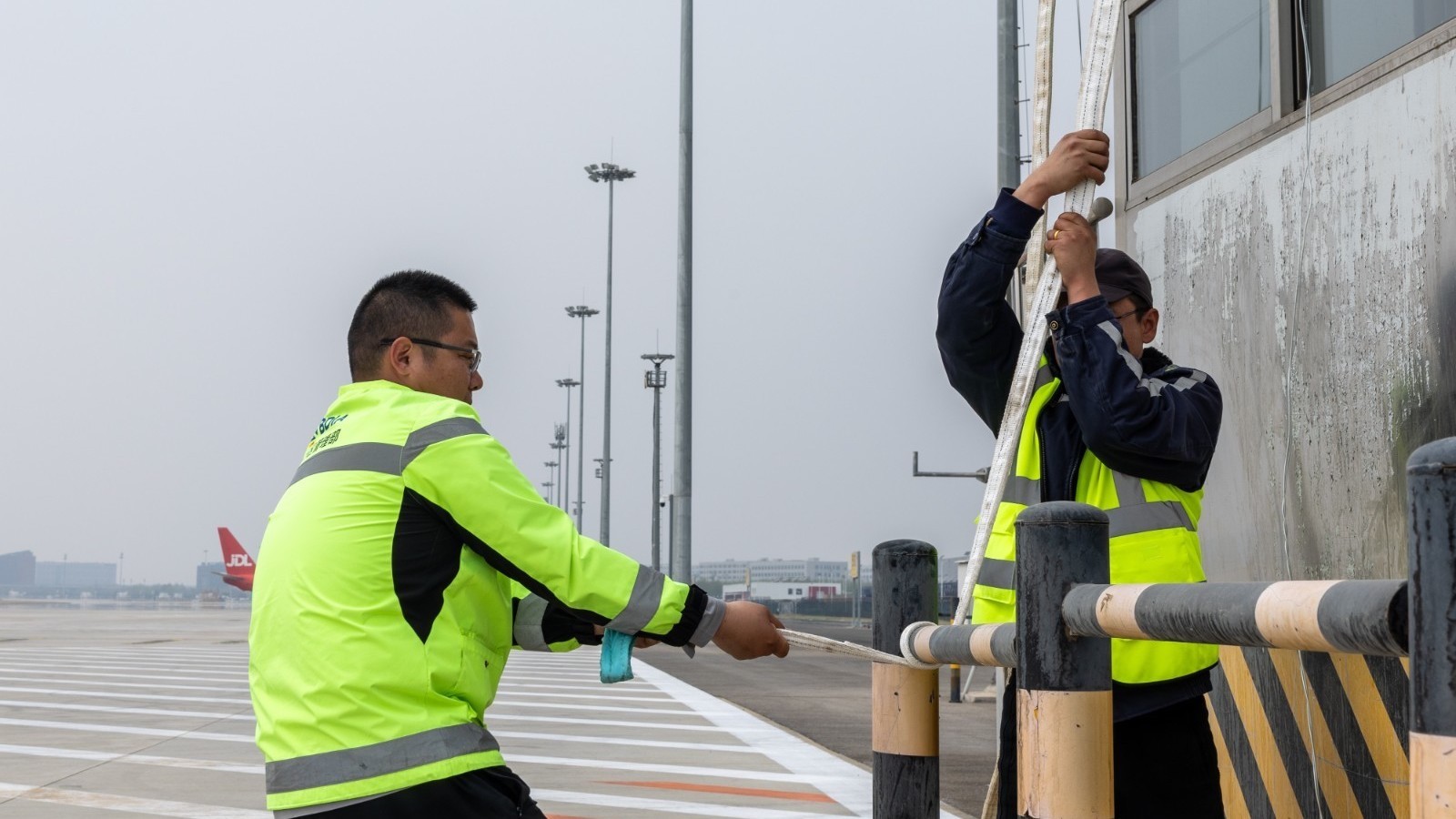 大兴机场各运行保障单位携手积极应对大风天气 大兴机场各运行保障单位携手积极应对大风天气