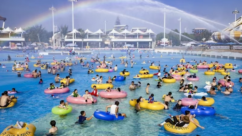 天气热,快乐经济更“热”!——暑期主题乐园热度持续攀升 天气热,快乐经济更“热”!——暑期主题乐园热度持续攀升