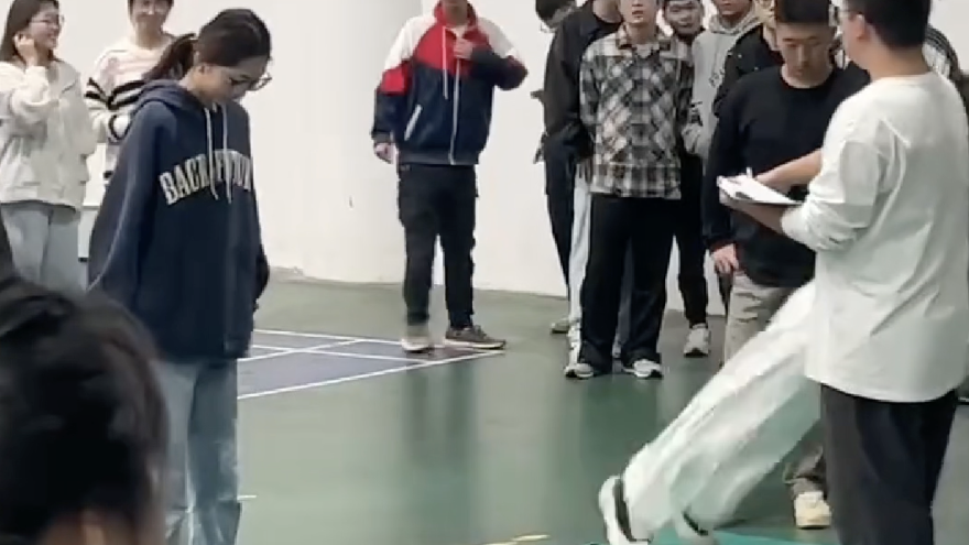 大学体测让我“丢尽了”脸面 立定跳远时人跳走了 鞋却留下了