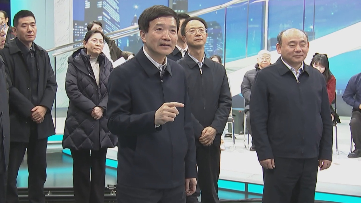 魏小东看望“提案办理面对面”节目参与人员