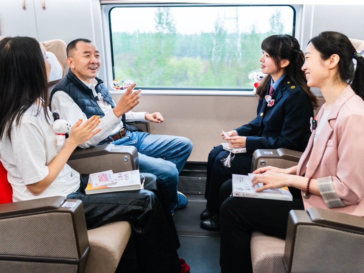 国铁北京局开行“书香列车”服务第五届全民阅读大会