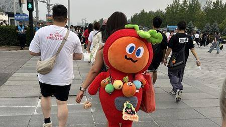 包挂风潮:年轻人的背包仿佛挂满了整个世界 包挂风潮:年轻人的背包仿佛挂满了整个世界