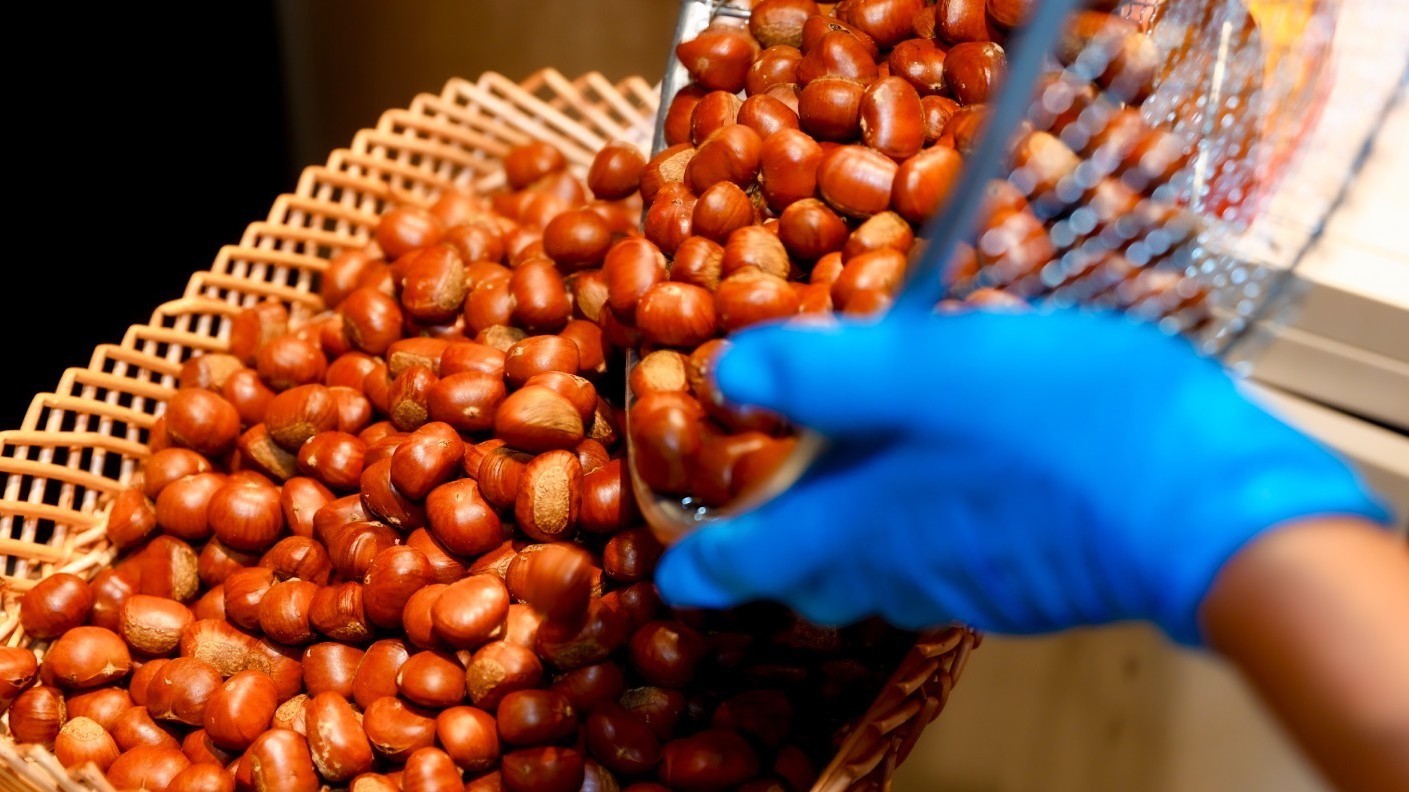 迁西板栗走进北京商超:现炒现卖 坏果包赔 迁西板栗走进北京商超:现炒现卖 坏果包赔