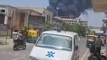 一计划飞往伦敦客机在印度坠毁 机上载有242人 一计划飞往伦敦客机在印度坠毁 机上载有242人