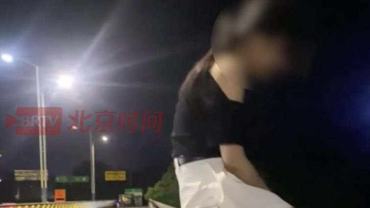 女孩凌晨坐桥上，修胎师傅教科书一般苦劝半小时