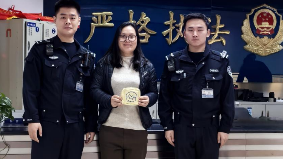 完璧归民暖国门 小事大爱显担当