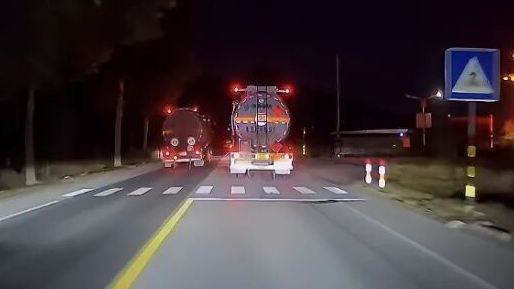 小伙夜间路遇油罐车,被压着速度跟了20多分钟,超车后发现不对劲,最后陪着开了10公里 小伙夜间路遇油罐车,被压着速度跟了20多分钟,超车后发现不对劲,最后陪着开了10公里