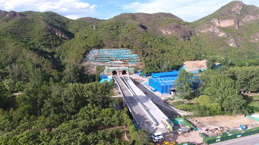 怀柔雁栖湖北二路骆驼山隧道双向掘进顺利贯通