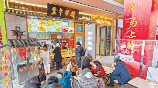 “总书记同我们一块儿买糕点、话家常” “总书记同我们一块儿买糕点、话家常”