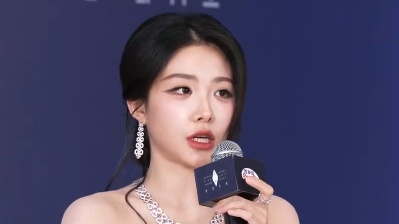 “未来之境” 时尚之夜红毯 喻言以一袭银色镂空长裙惊艳登场 “未来之境” 时尚之夜红毯 喻言以一袭银色镂空长裙惊艳登场