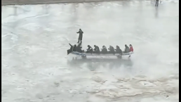 东北高校大学生冰上“划龙舟”