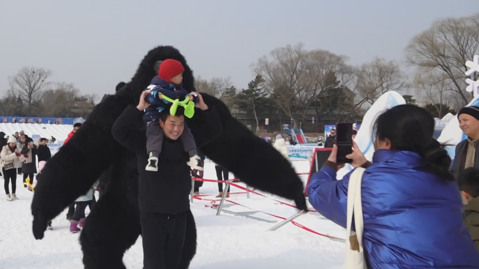 福满京城 春贺神州丨新春冰雪活动火爆 公园雪场迎客忙