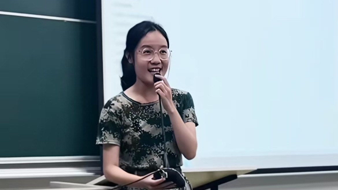 女孩军训才艺表演唱黄梅戏引满堂彩 开口惊艳！