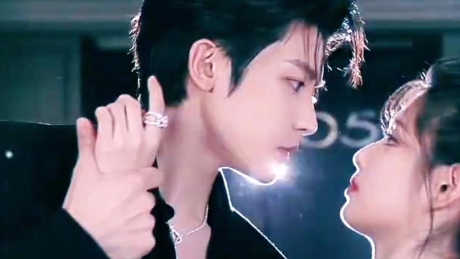 《雀骨》最新物料惊喜释出！侯明昊与艾米上演 “搂腰共舞” 名场面