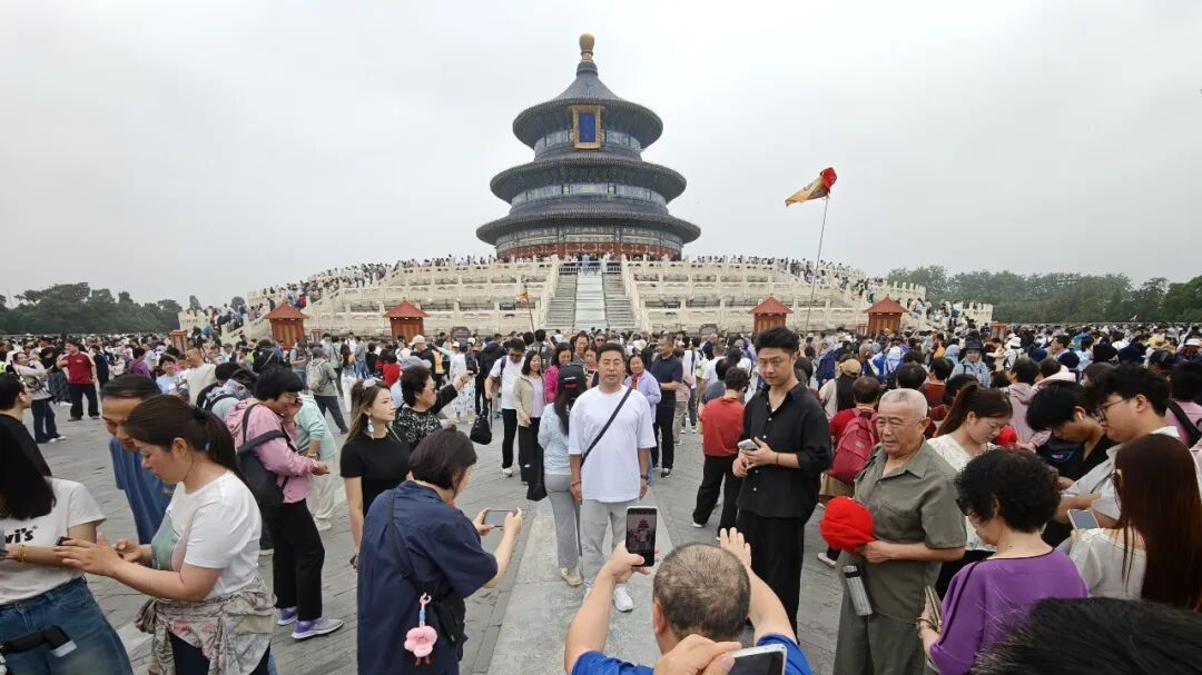 天坛元首合影机位成网红打卡点,老外游客点赞祈年殿直呼wow 天坛元首合影机位成网红打卡点,老外游客点赞祈年殿直呼wow