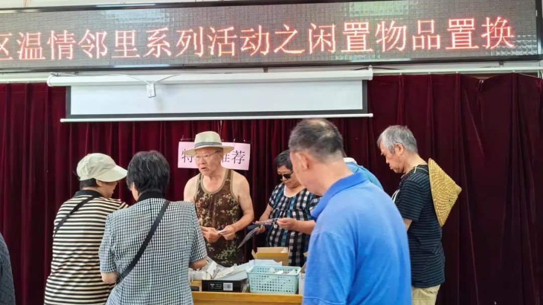 捐赠老花镜百余副!石景山鲁谷街道依翠园南社区这位眼镜大叔火了 捐赠老花镜百余副!石景山鲁谷街道依翠园南社区这位眼镜大叔火了